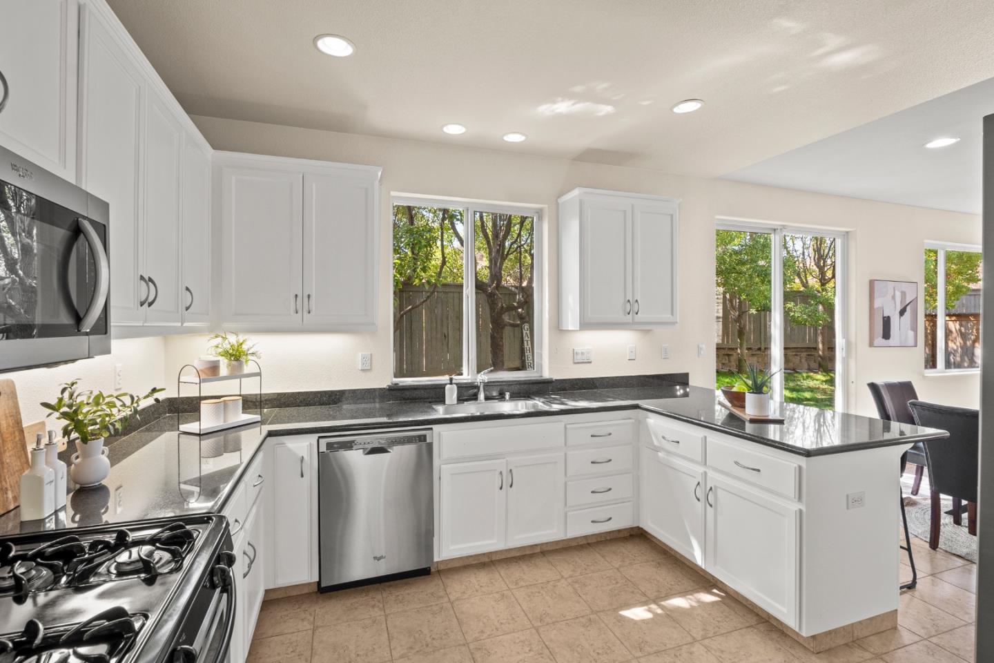 Detail Gallery Image 14 of 31 For 1096 Flowering Ash Dr, Hercules,  CA 94547 - 4 Beds | 2/1 Baths