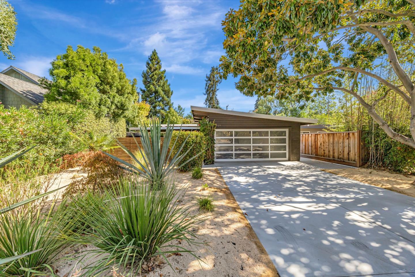 Detail Gallery Image 2 of 30 For 3329 Ramona St, Palo Alto,  CA 94306 - 3 Beds | 1 Baths