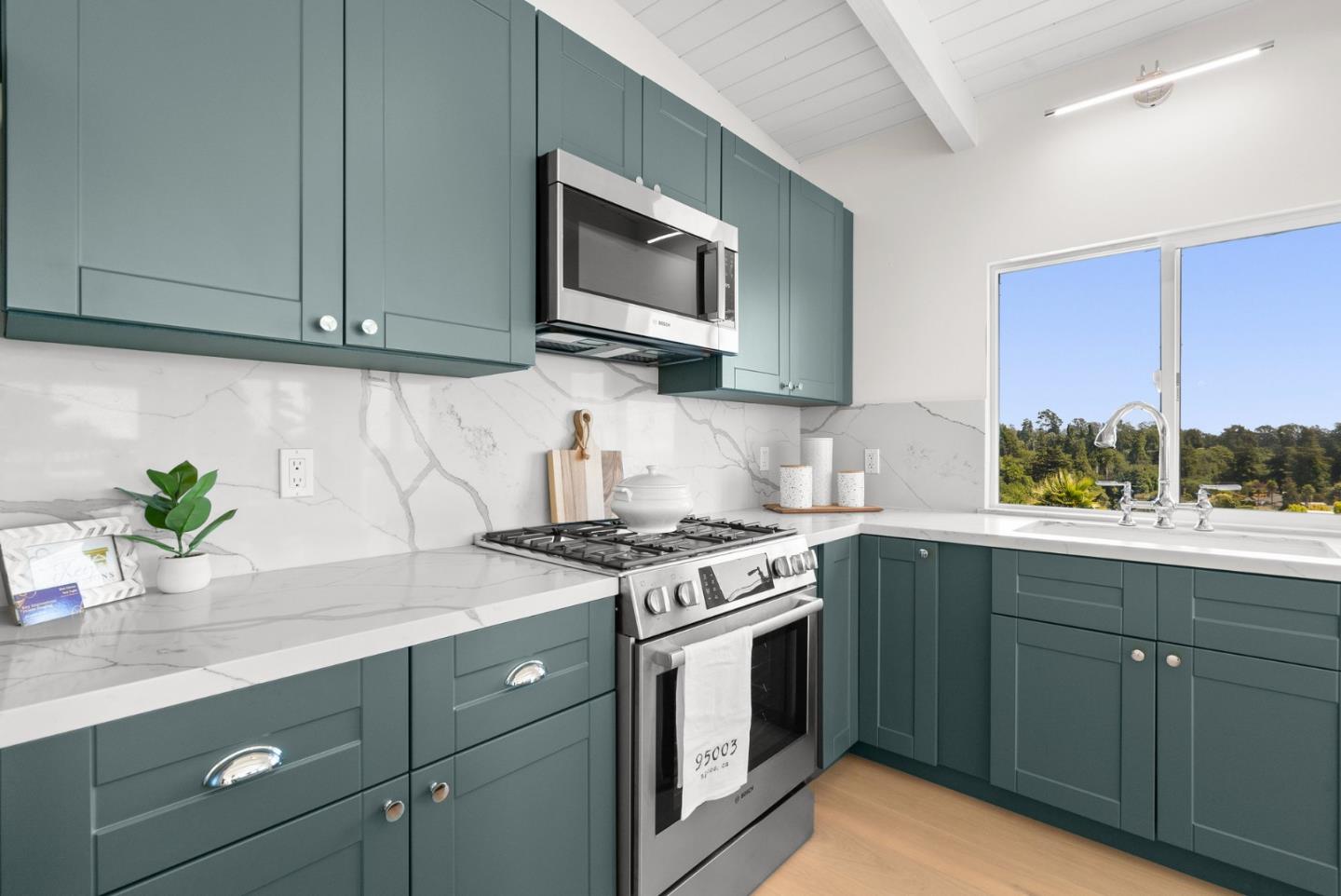 Detail Gallery Image 13 of 97 For 105 Vista Mar Ct, Aptos,  CA 95003 - 3 Beds | 3 Baths