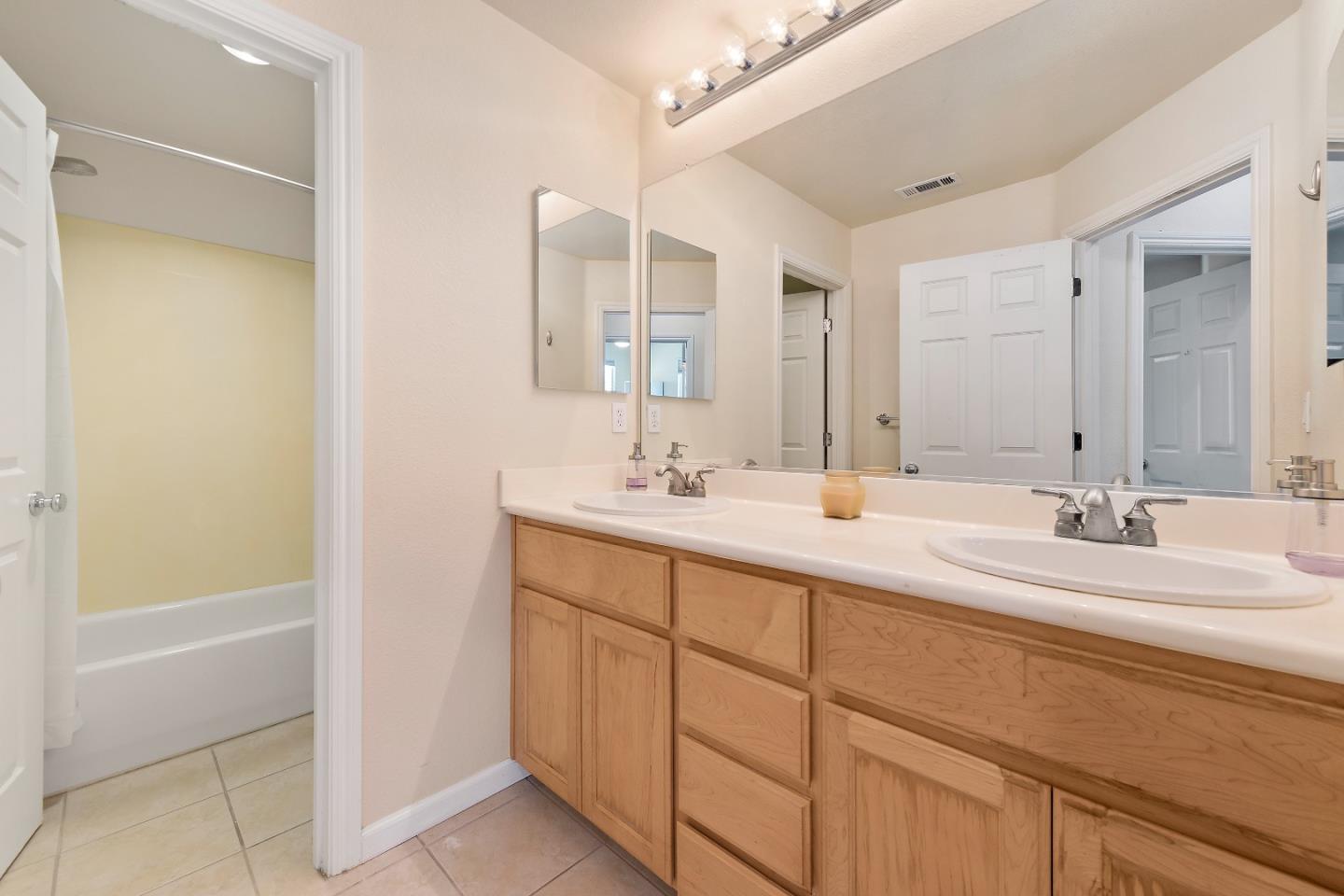 Detail Gallery Image 13 of 25 For 2427 Azevedo Pkwy, San Jose,  CA 95125 - 3 Beds | 2/1 Baths
