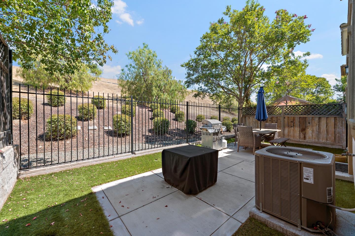 Detail Gallery Image 23 of 25 For 2427 Azevedo Pkwy, San Jose,  CA 95125 - 3 Beds | 2/1 Baths