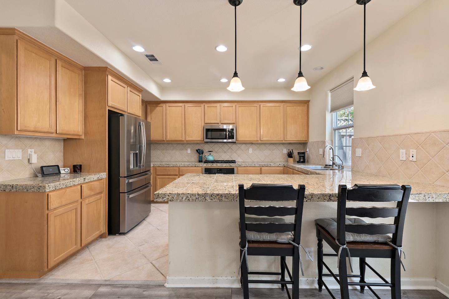 Detail Gallery Image 4 of 25 For 2427 Azevedo Pkwy, San Jose,  CA 95125 - 3 Beds | 2/1 Baths