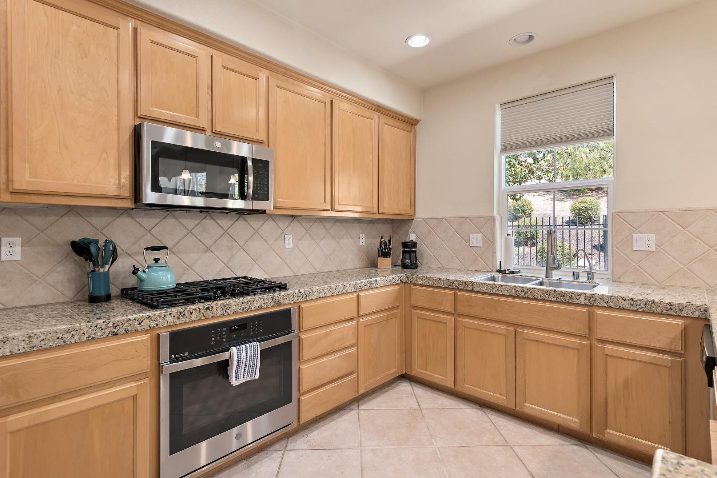 Detail Gallery Image 5 of 25 For 2427 Azevedo Pkwy, San Jose,  CA 95125 - 3 Beds | 2/1 Baths