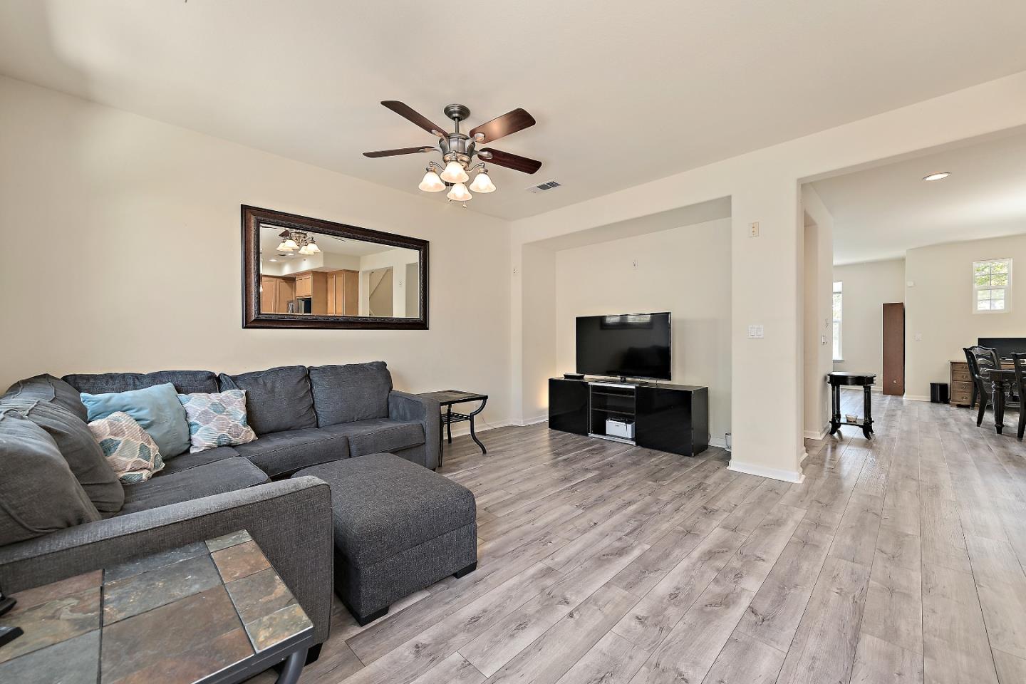 Detail Gallery Image 7 of 25 For 2427 Azevedo Pkwy, San Jose,  CA 95125 - 3 Beds | 2/1 Baths