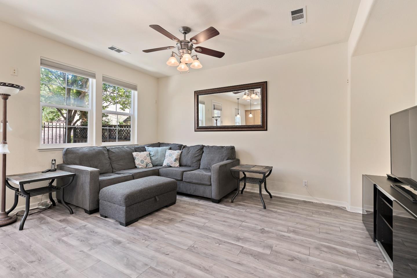 Detail Gallery Image 8 of 25 For 2427 Azevedo Pkwy, San Jose,  CA 95125 - 3 Beds | 2/1 Baths
