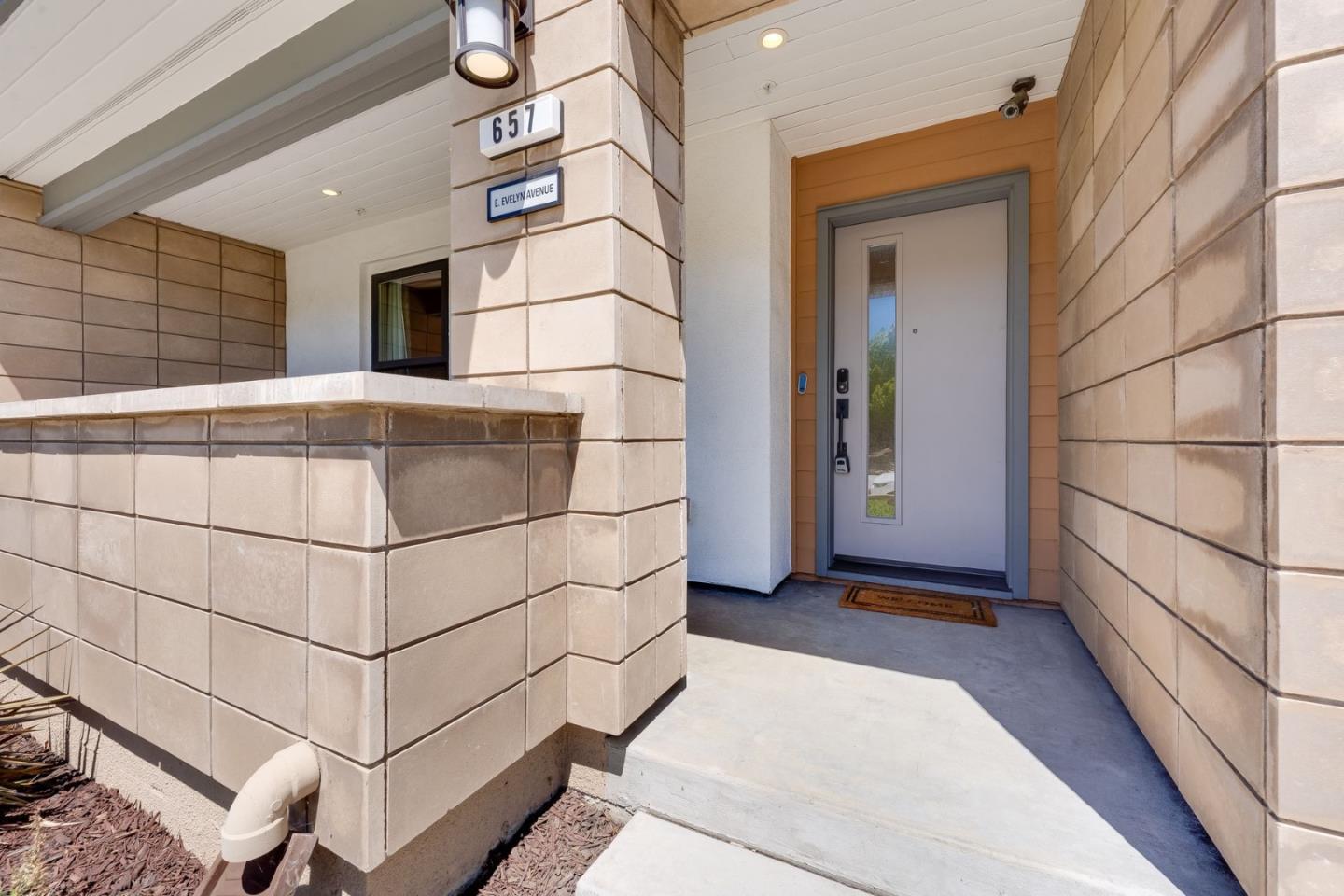 Detail Gallery Image 5 of 30 For 657 E Evelyn Ave, Sunnyvale,  CA 94086 - 3 Beds | 3/1 Baths