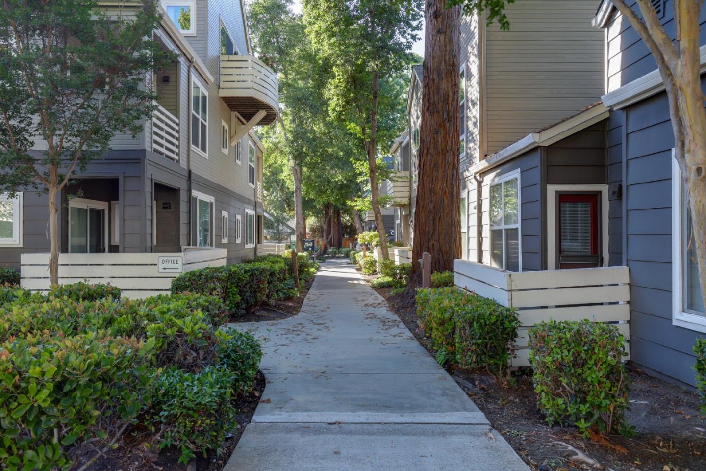 Detail Gallery Image 4 of 38 For 441 Saint Julien Way, Mountain View,  CA 94043 - 2 Beds | 2/1 Baths