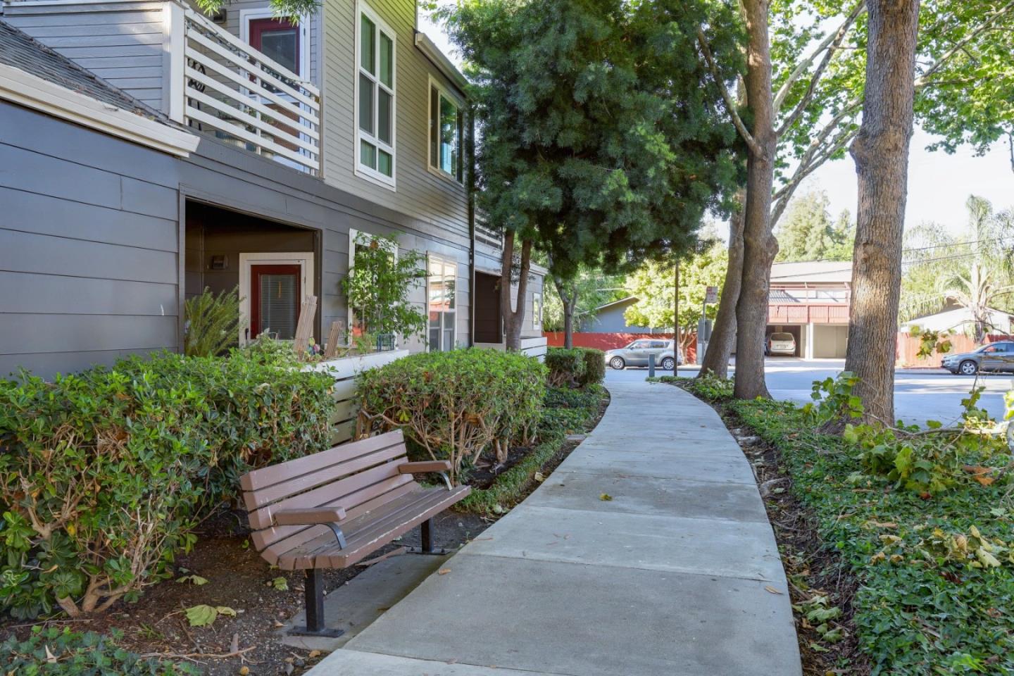 Detail Gallery Image 5 of 38 For 441 Saint Julien Way, Mountain View,  CA 94043 - 2 Beds | 2/1 Baths