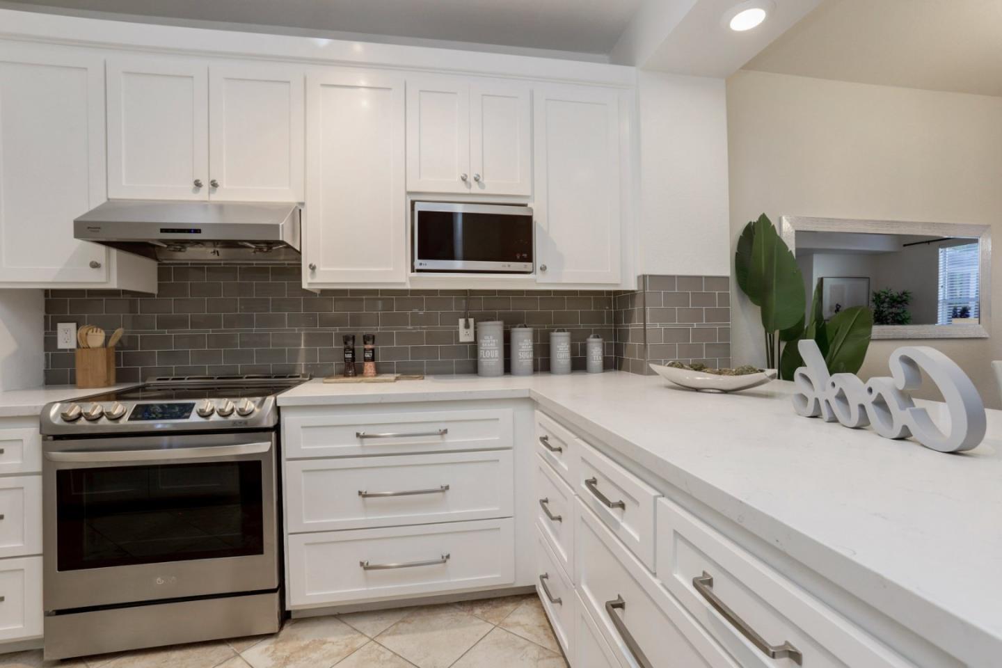 Detail Gallery Image 8 of 38 For 441 Saint Julien Way, Mountain View,  CA 94043 - 2 Beds | 2/1 Baths