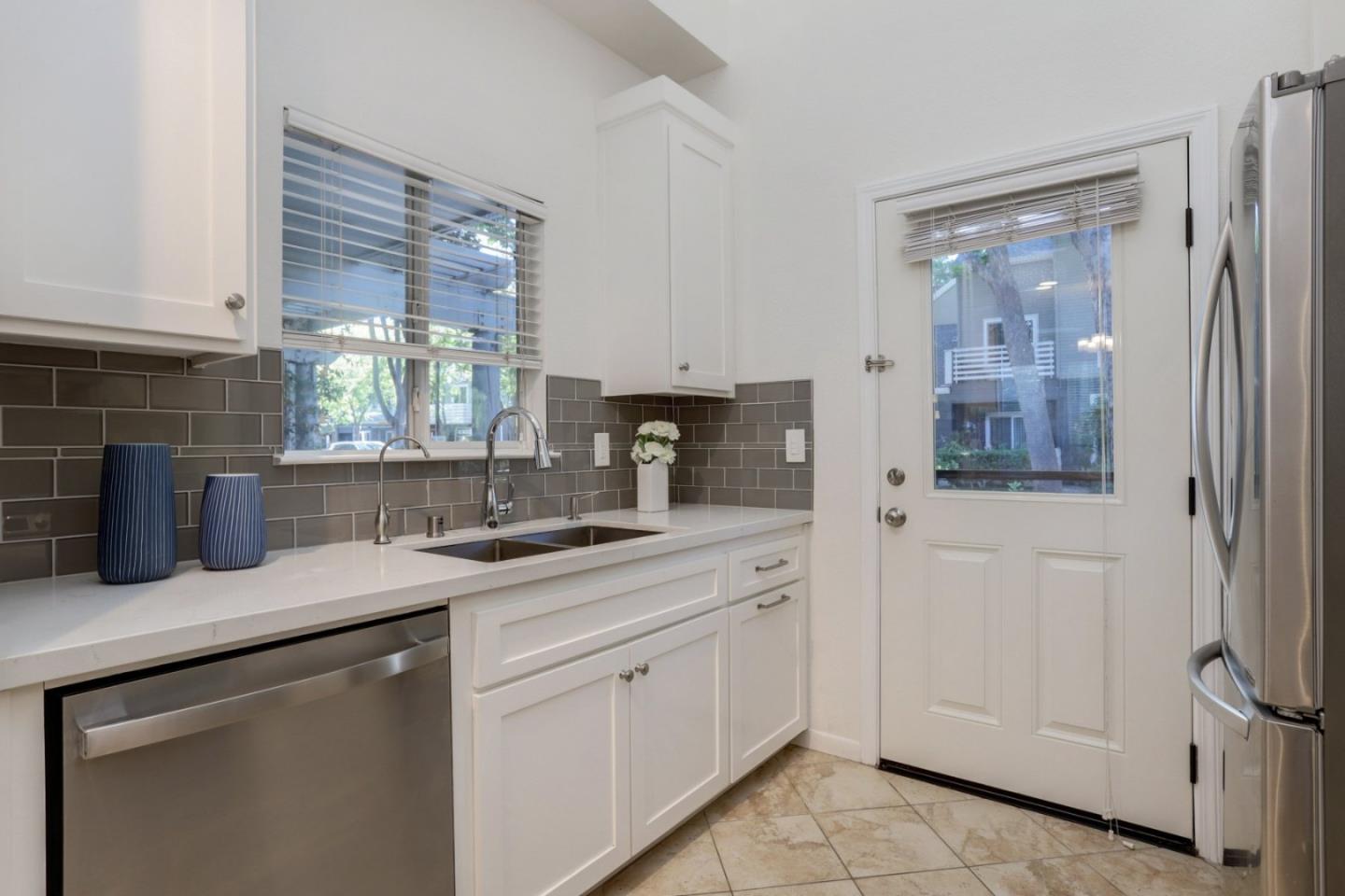 Detail Gallery Image 9 of 38 For 441 Saint Julien Way, Mountain View,  CA 94043 - 2 Beds | 2/1 Baths