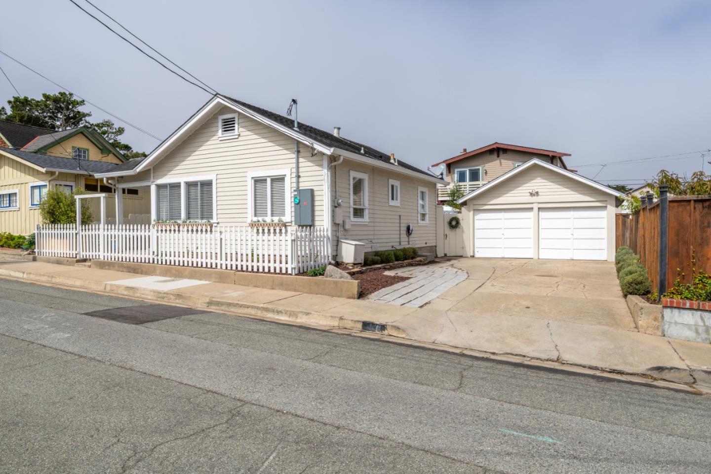 Detail Gallery Image 2 of 25 For 406 10th St, Pacific Grove,  CA 93950 - 2 Beds | 2 Baths