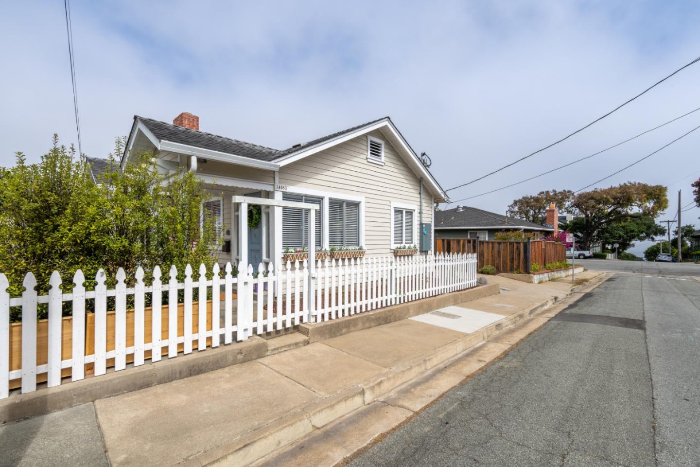 Detail Gallery Image 3 of 25 For 406 10th St, Pacific Grove,  CA 93950 - 2 Beds | 2 Baths