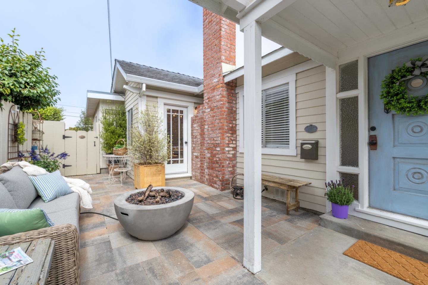 Detail Gallery Image 7 of 25 For 406 10th St, Pacific Grove,  CA 93950 - 2 Beds | 2 Baths