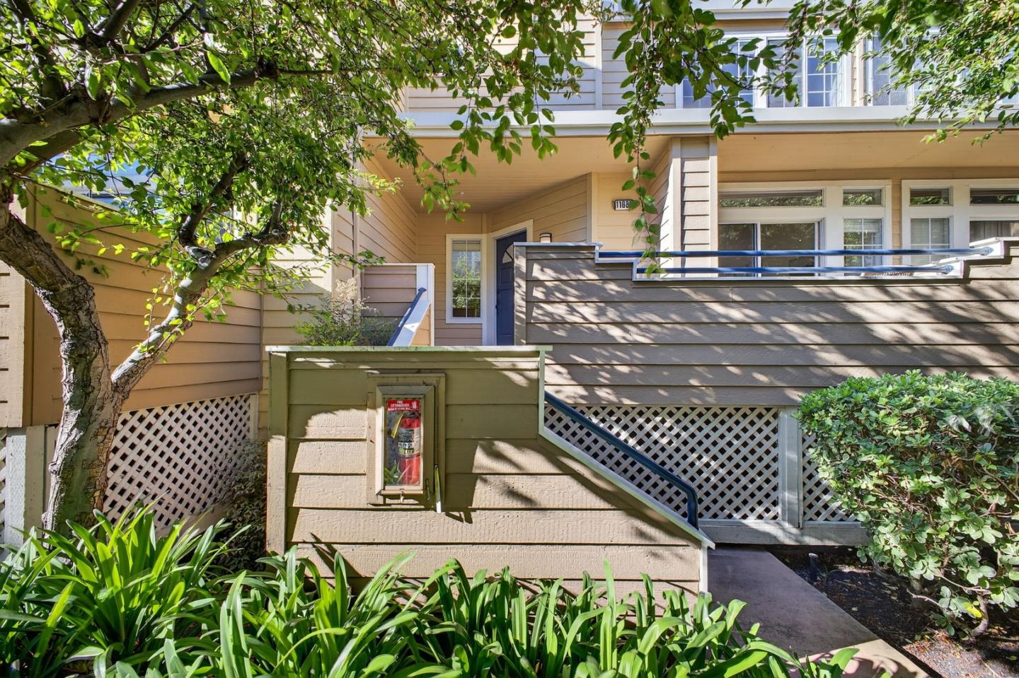 Detail Gallery Image 3 of 63 For 1168 La Rochelle Ter #B,  Sunnyvale,  CA 94089 - 3 Beds | 2/1 Baths