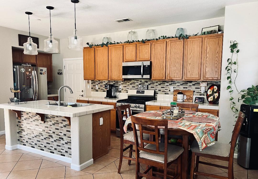 Detail Gallery Image 4 of 22 For 237 Bianco Way, Greenfield,  CA 93927 - 5 Beds | 3 Baths