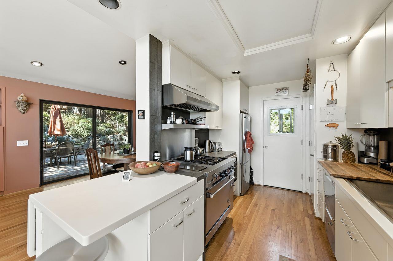 Detail Gallery Image 11 of 72 For 790 Hillcrest Way, Redwood City,  CA 94062 - 4 Beds | 3 Baths