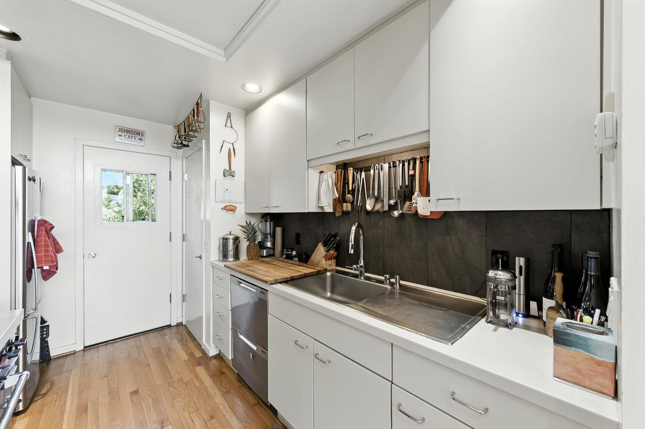 Detail Gallery Image 12 of 72 For 790 Hillcrest Way, Redwood City,  CA 94062 - 4 Beds | 3 Baths