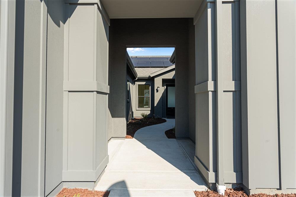 Detail Gallery Image 4 of 25 For 410 Maria Dr, Hollister,  CA 95023 - 4 Beds | 3 Baths