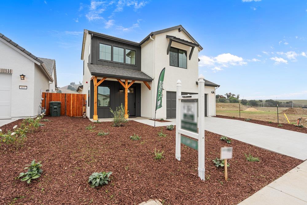 Detail Gallery Image 3 of 23 For 425 Maria Dr, Hollister,  CA 95023 - 3 Beds | 2/1 Baths