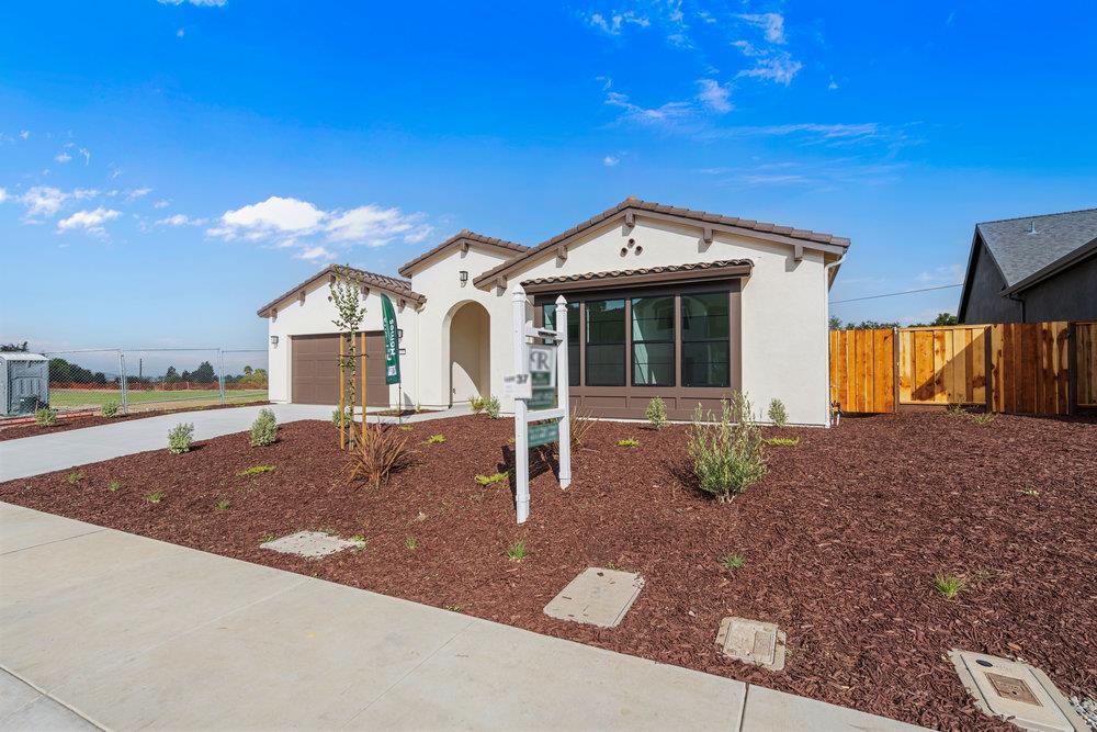 Detail Gallery Image 2 of 27 For 420 Maria #37,  Hollister,  CA 95023 - 4 Beds | 3 Baths