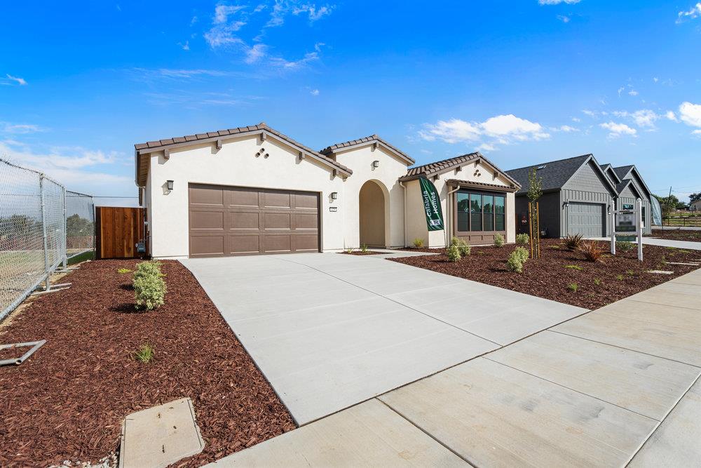 Detail Gallery Image 3 of 27 For 420 Maria #37,  Hollister,  CA 95023 - 4 Beds | 3 Baths