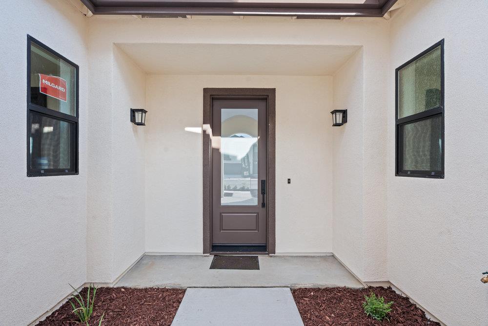 Detail Gallery Image 6 of 27 For 420 Maria #37,  Hollister,  CA 95023 - 4 Beds | 3 Baths