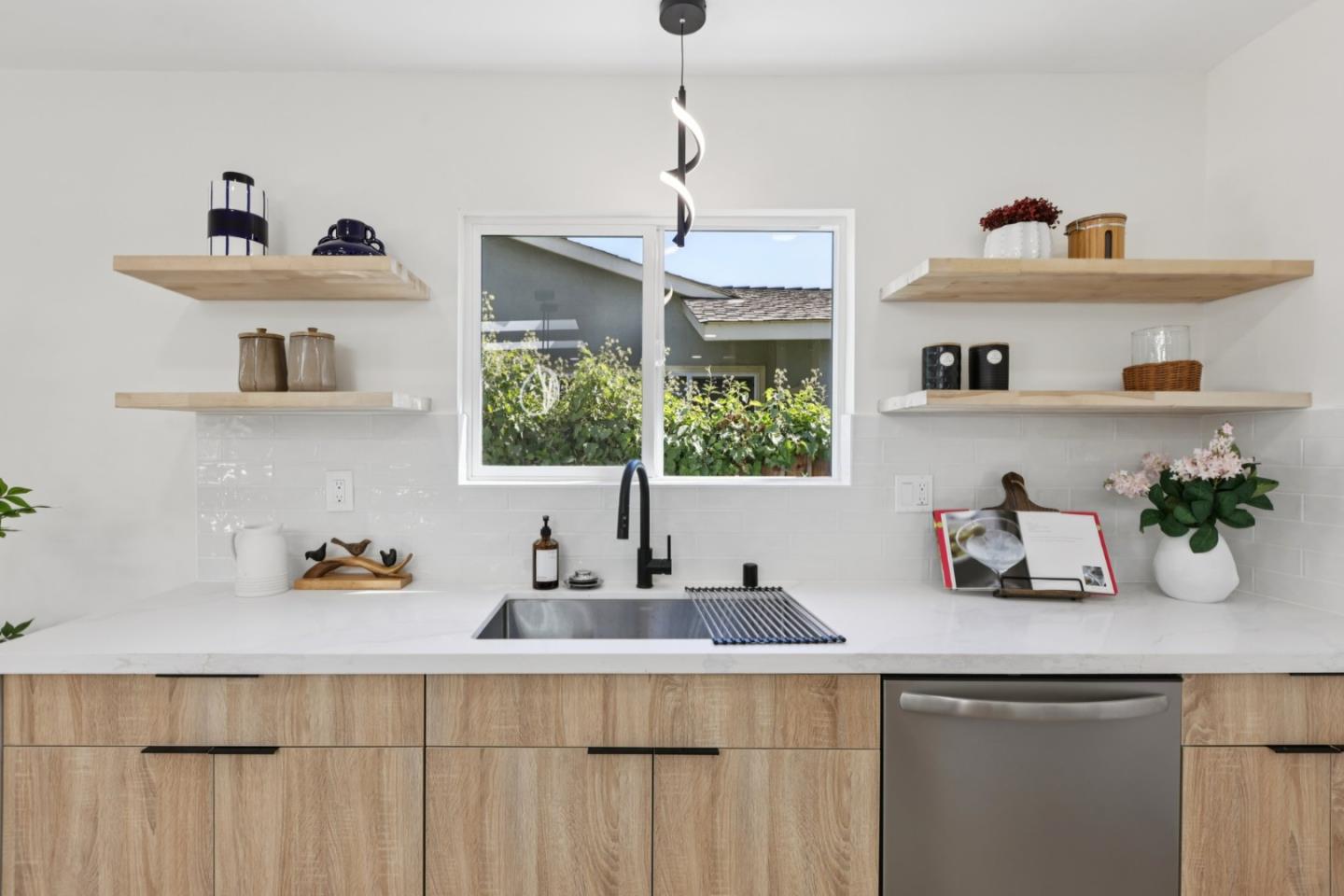 Detail Gallery Image 15 of 36 For 992 Planetree Pl, Sunnyvale,  CA 94086 - 4 Beds | 3 Baths