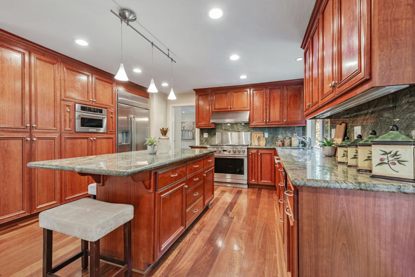 Detail Gallery Image 16 of 43 For 1521 Cherrywood Dr, San Mateo,  CA 94403 - 5 Beds | 2/1 Baths