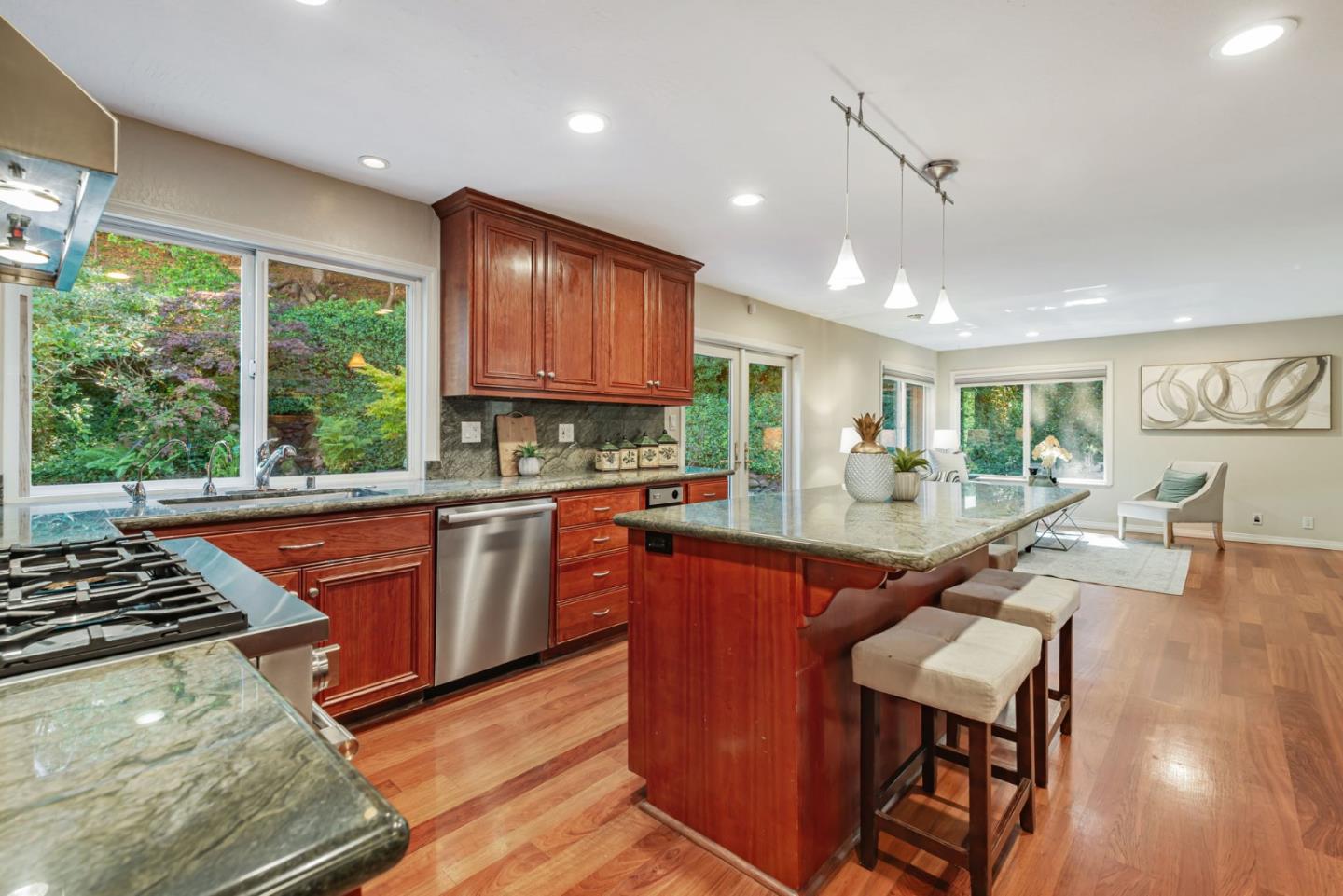 Detail Gallery Image 18 of 43 For 1521 Cherrywood Dr, San Mateo,  CA 94403 - 5 Beds | 2/1 Baths