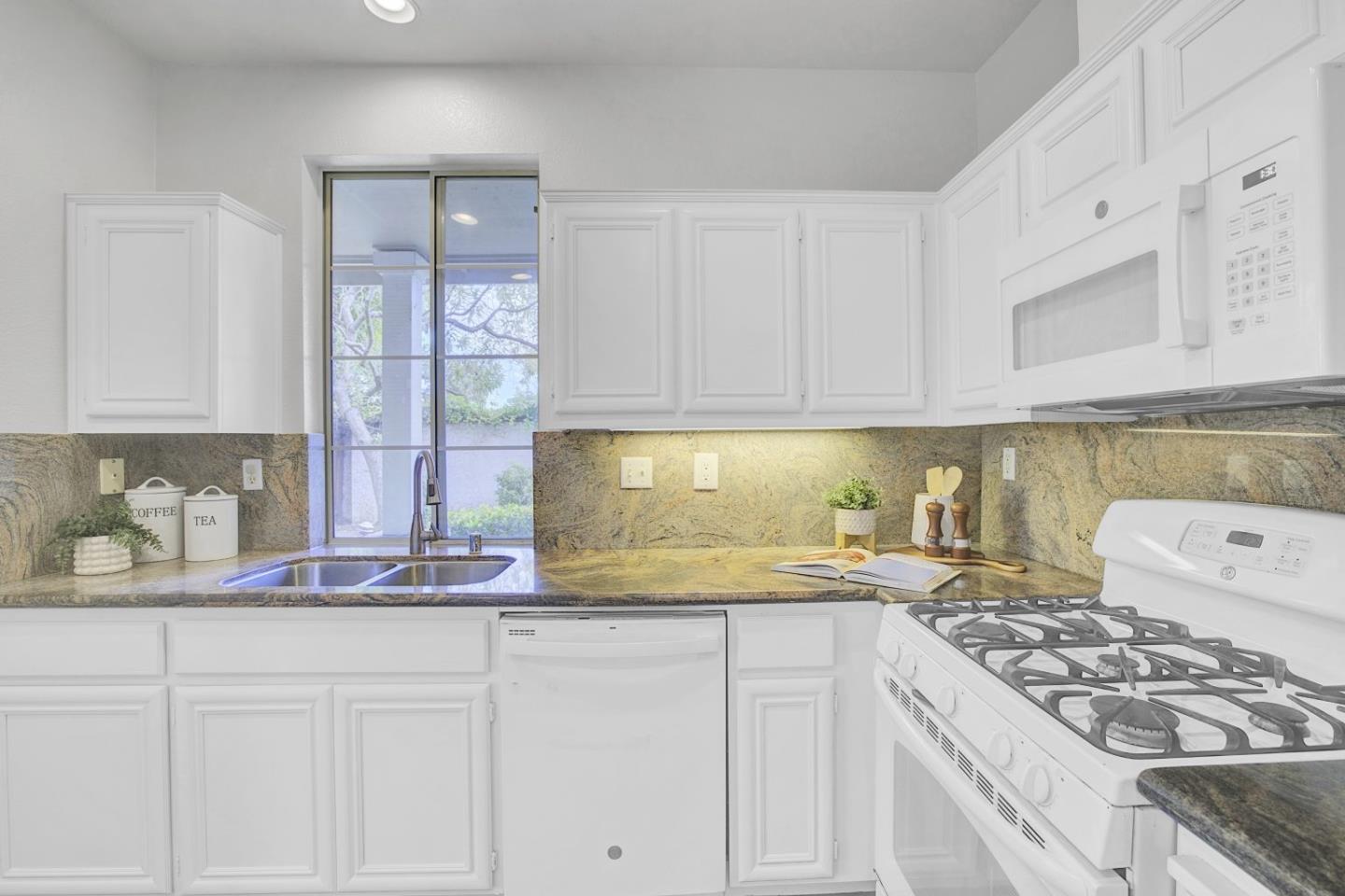 Detail Gallery Image 13 of 46 For 7 Crystal Ct, Milpitas,  CA 95035 - 3 Beds | 2/1 Baths