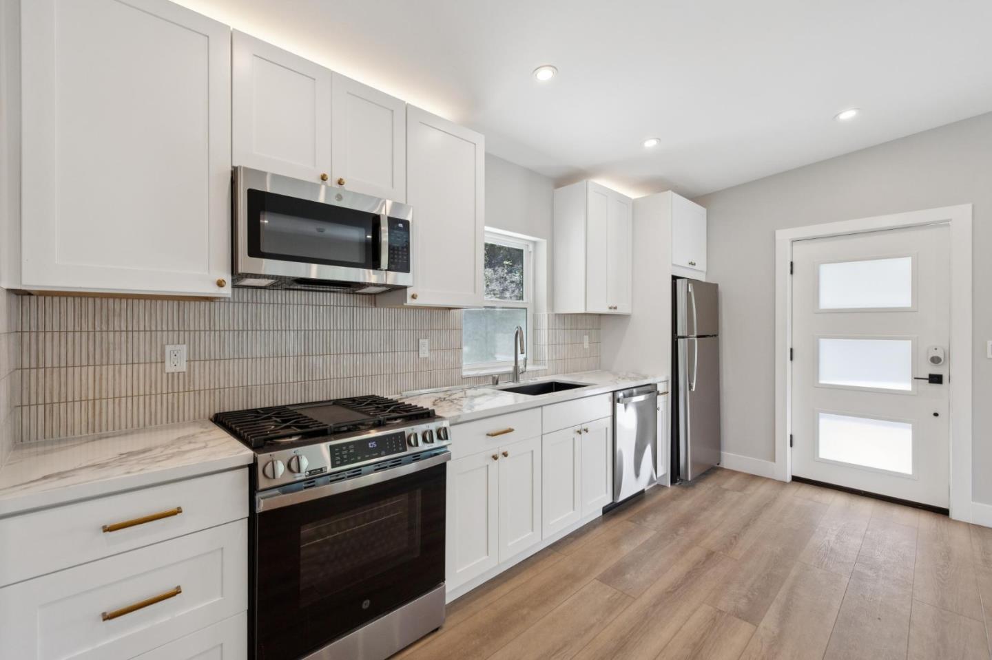 Detail Gallery Image 5 of 11 For 196 Amapola Ave a,  Pacifica,  CA 94044 - 1 Beds | 1 Baths