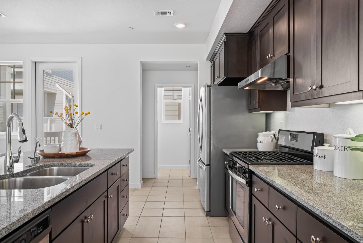 Detail Gallery Image 6 of 46 For 119 Orbit Way, Mountain View,  CA 94043 - 4 Beds | 3/1 Baths