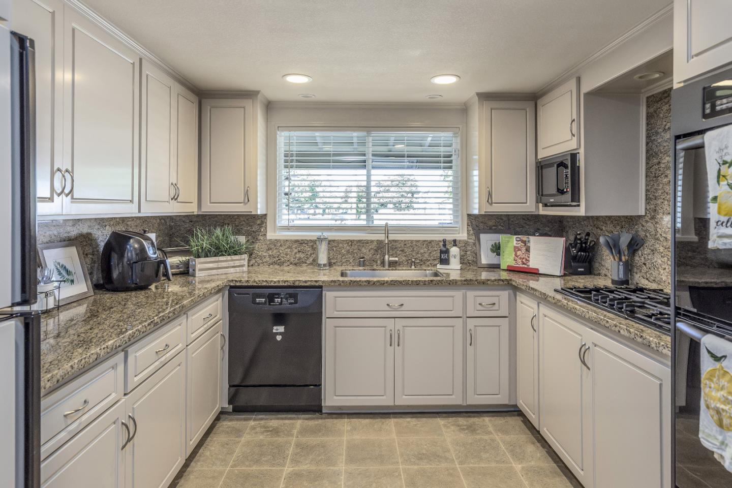 Detail Gallery Image 13 of 33 For 1006 Almarida Dr, San Jose,  CA 95128 - 4 Beds | 3 Baths