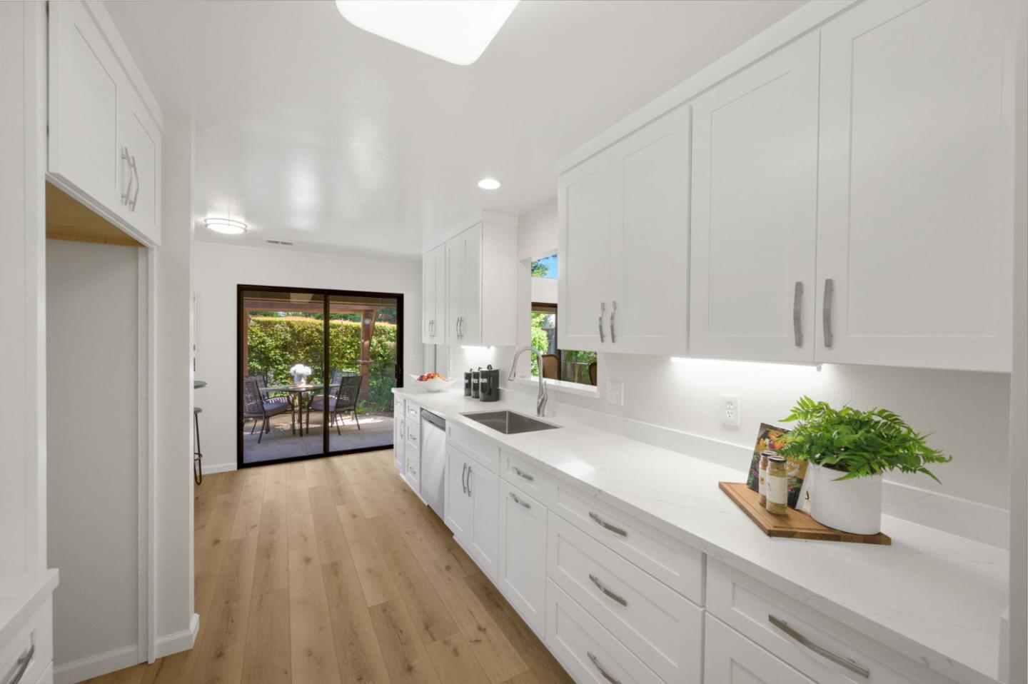 Detail Gallery Image 11 of 41 For 731 Old San Francisco Rd, Sunnyvale,  CA 94086 - 4 Beds | 2/1 Baths