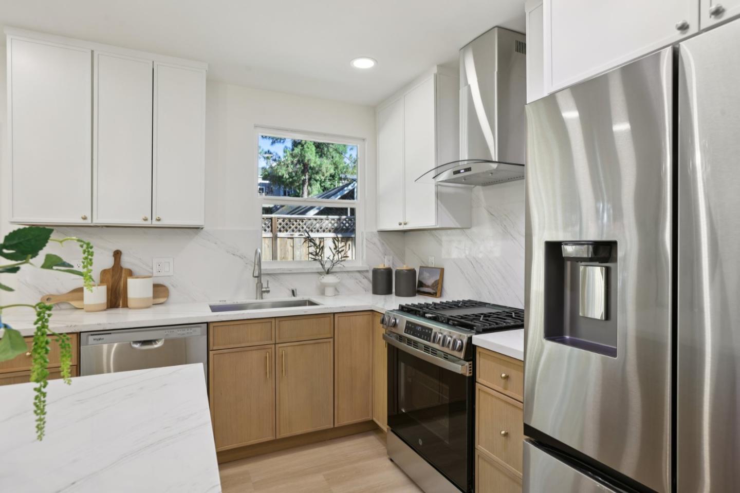 Detail Gallery Image 10 of 41 For 453 N Rengstorff Ave #15,  Mountain View,  CA 94043 - 3 Beds | 2 Baths
