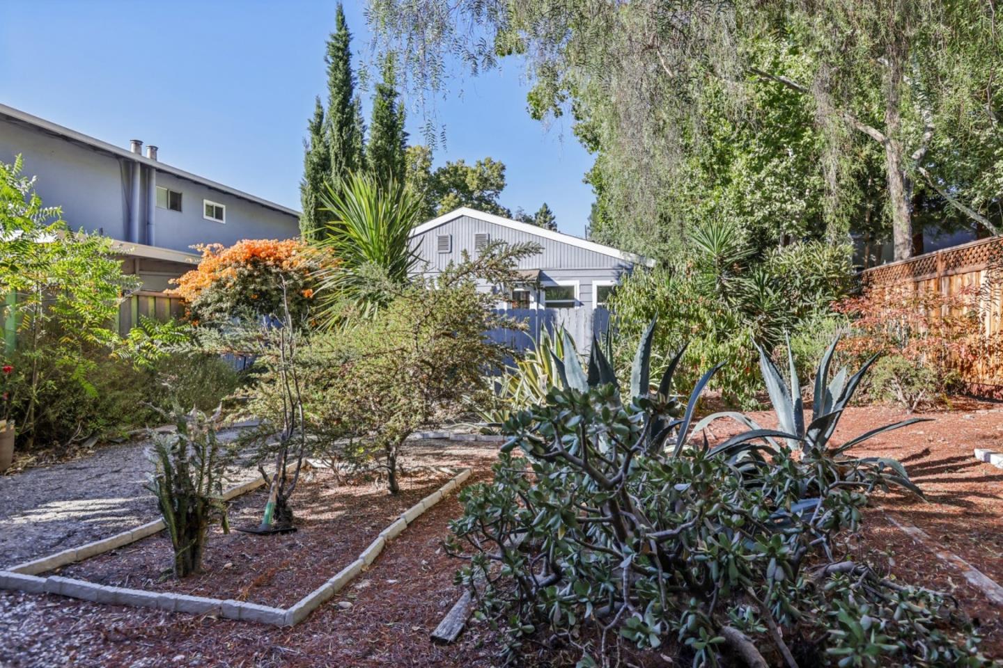 Detail Gallery Image 38 of 41 For 453 N Rengstorff Ave #15,  Mountain View,  CA 94043 - 3 Beds | 2 Baths