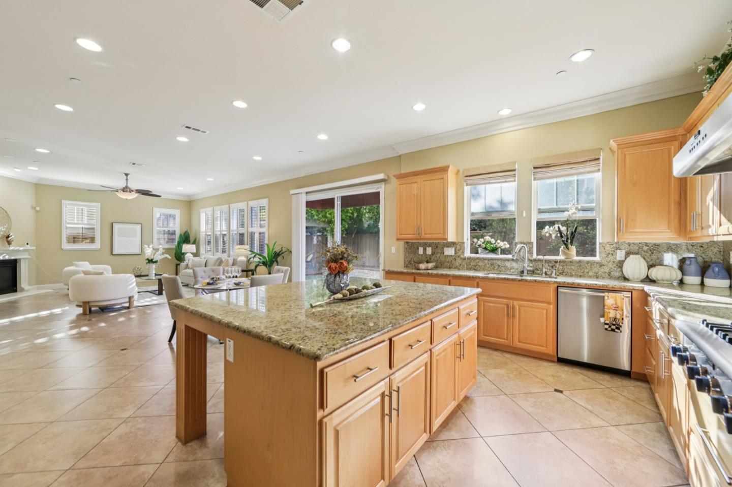 Detail Gallery Image 16 of 80 For 4511 Martin St, Union City,  CA 94587 - 5 Beds | 4 Baths