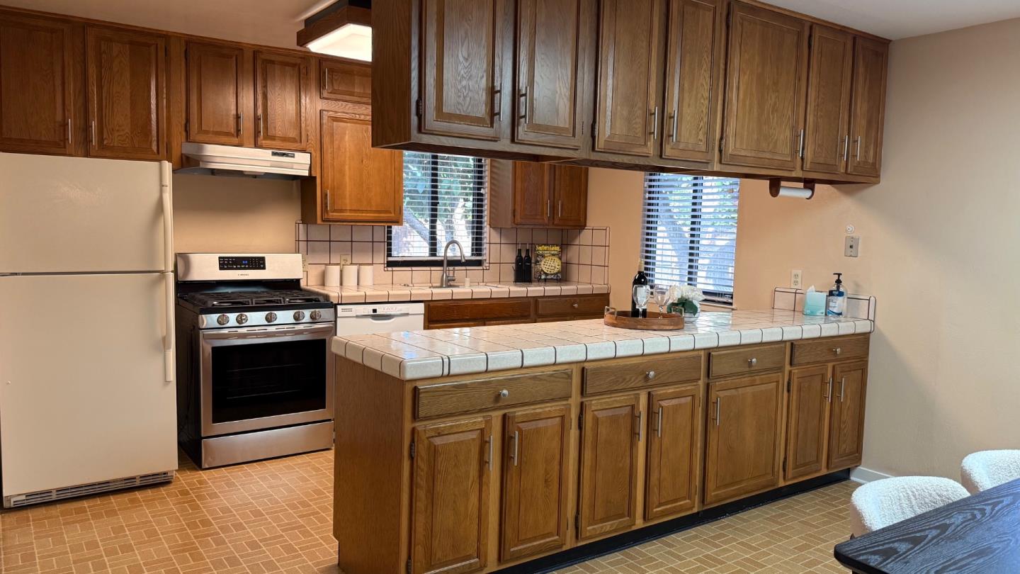 Detail Gallery Image 9 of 22 For 18612 Bucknall Rd, Saratoga,  CA 95070 - 4 Beds | 2 Baths
