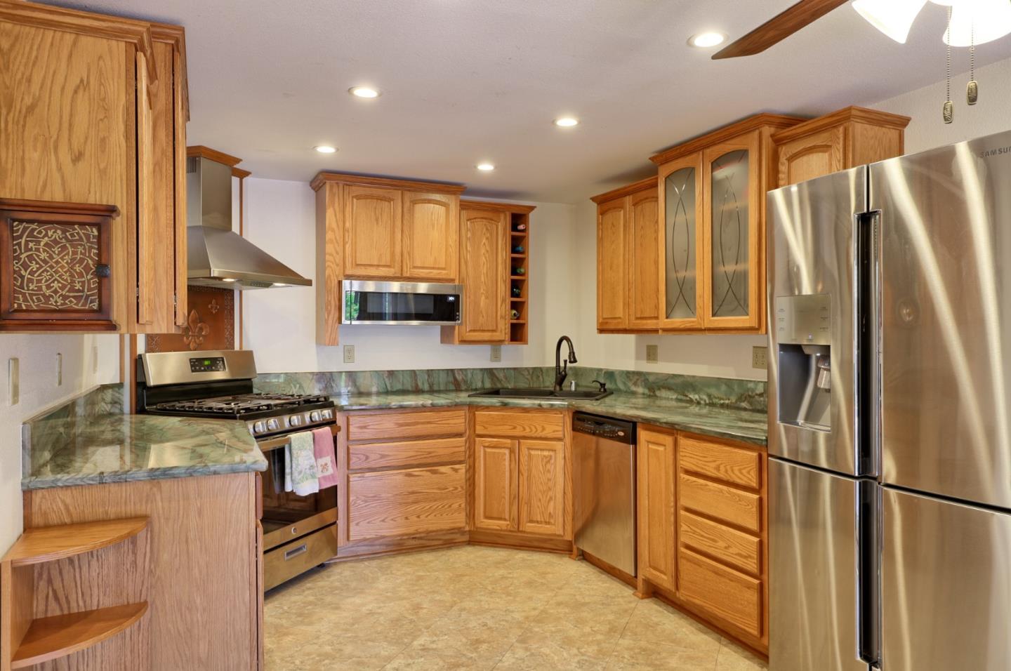 Detail Gallery Image 8 of 40 For 355 Otono Ct, San Jose,  CA 95111 - 3 Beds | 3 Baths