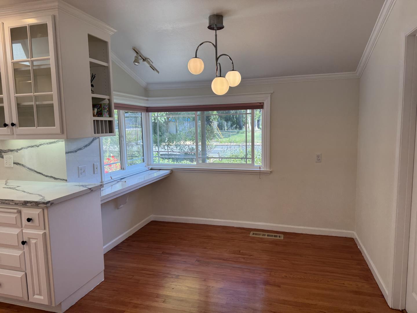 Detail Gallery Image 5 of 17 For 1221 Covington Rd, Los Altos,  CA 94024 - 4 Beds | 2/1 Baths
