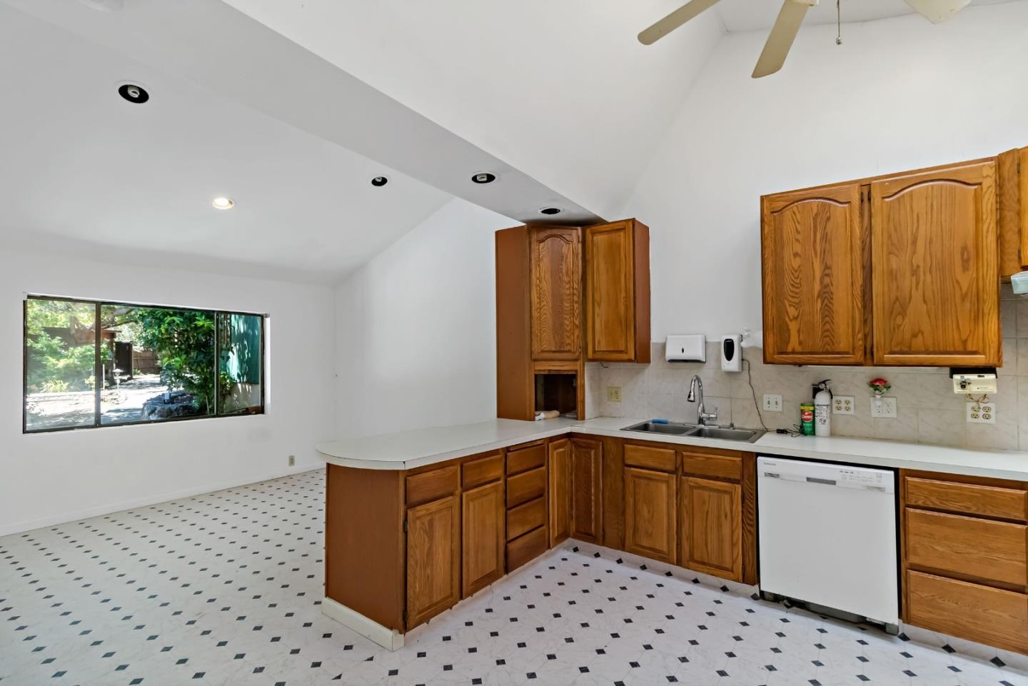 Detail Gallery Image 14 of 22 For 120 Miramontes Rd, Woodside,  CA 94062 - 5 Beds | 4/1 Baths