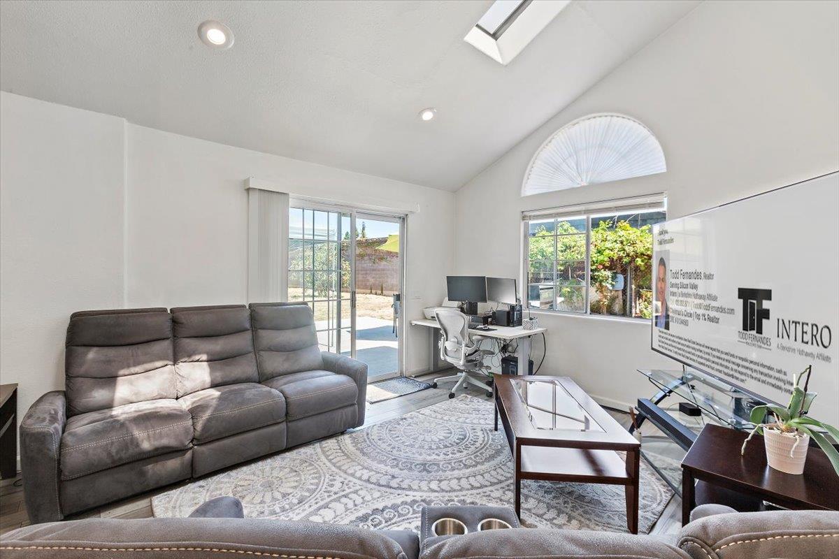 Detail Gallery Image 14 of 31 For 519 Longwood Ct, Hayward,  CA 94541 - 4 Beds | 2 Baths