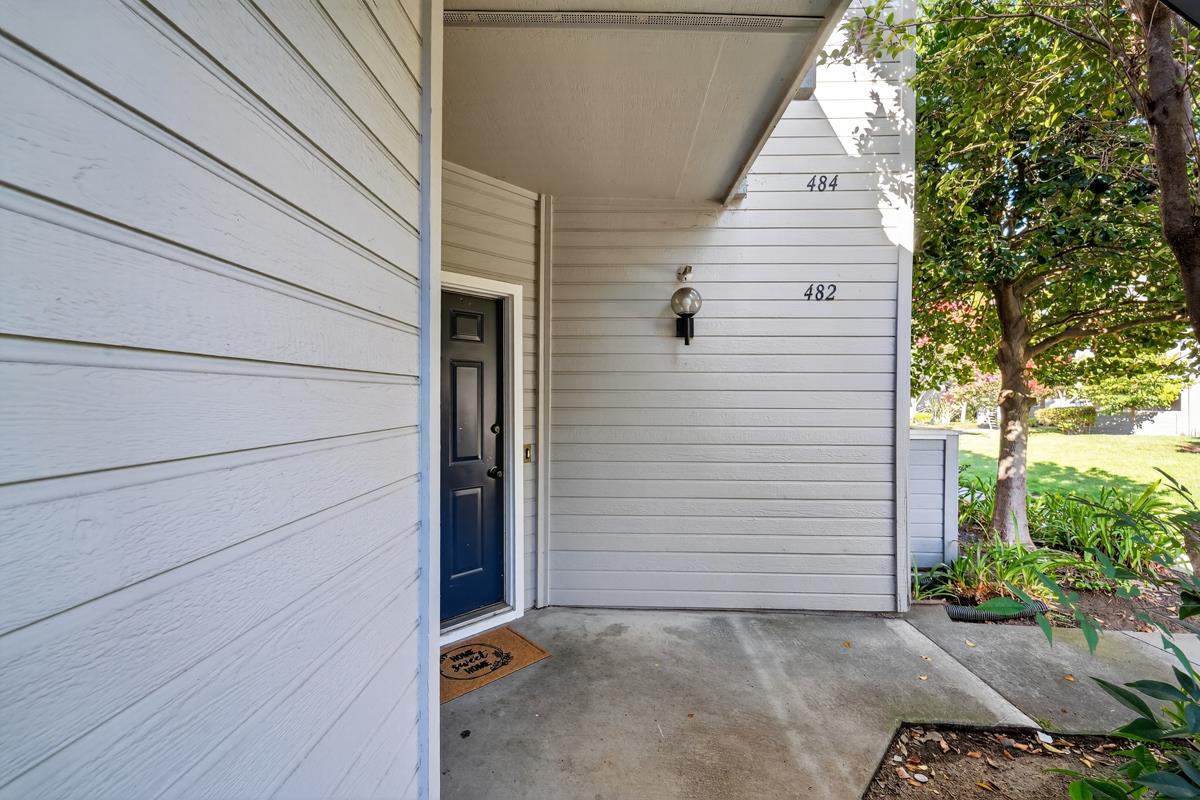 Detail Gallery Image 3 of 25 For 482 Shadowgraph Dr, San Jose,  CA 95110 - 2 Beds | 2 Baths