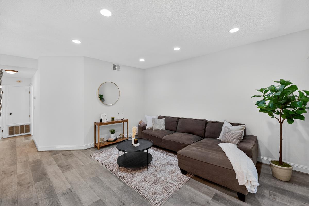 Detail Gallery Image 4 of 25 For 482 Shadowgraph Dr, San Jose,  CA 95110 - 2 Beds | 2 Baths