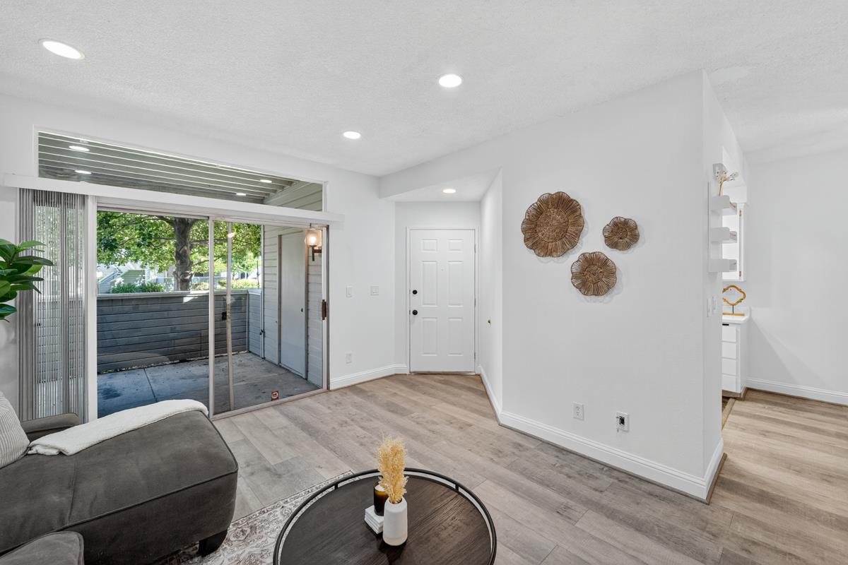 Detail Gallery Image 7 of 25 For 482 Shadowgraph Dr, San Jose,  CA 95110 - 2 Beds | 2 Baths