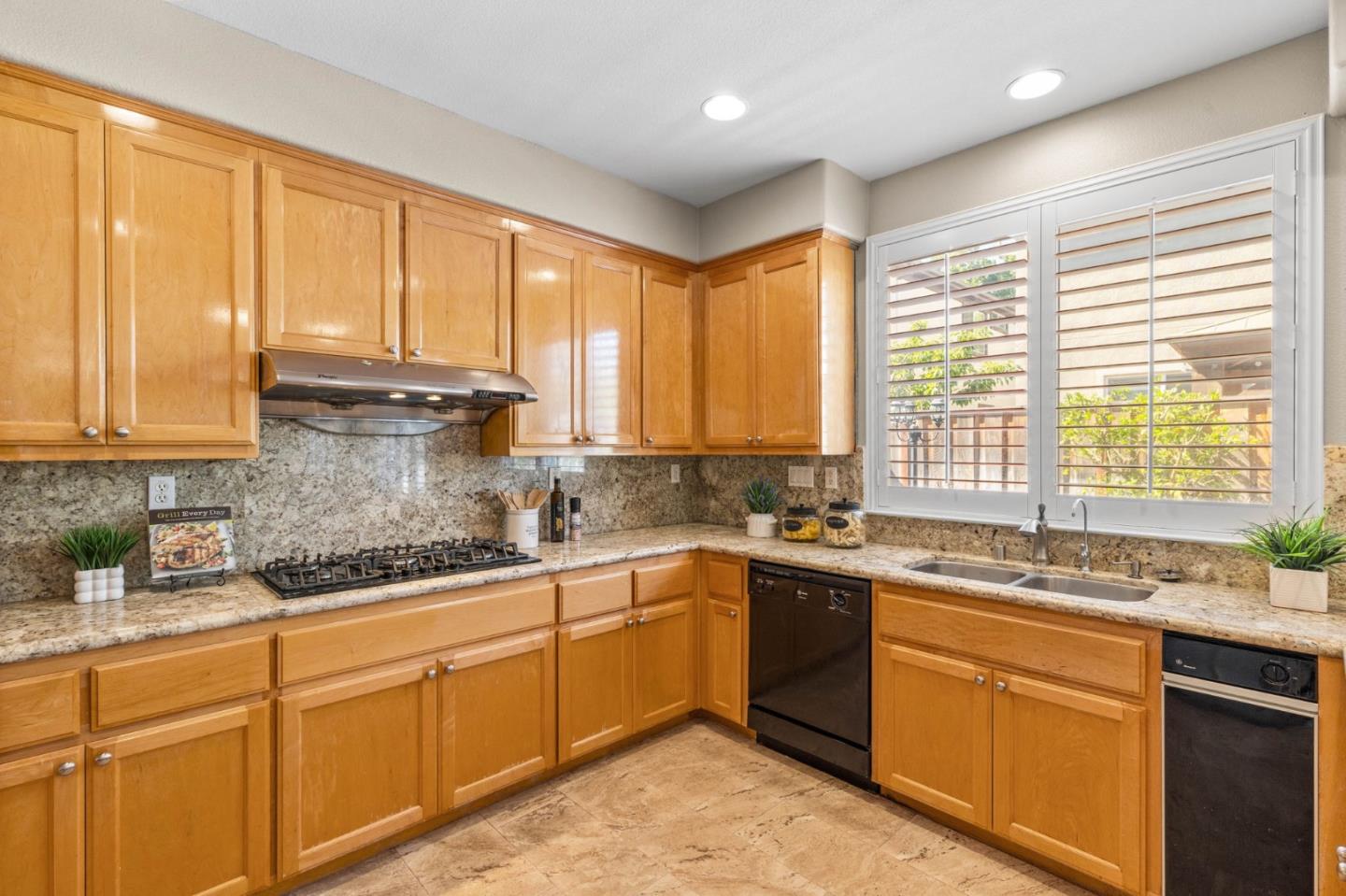 Detail Gallery Image 15 of 29 For 5939 Pala Mesa Dr, San Jose,  CA 95123 - 4 Beds | 2/1 Baths