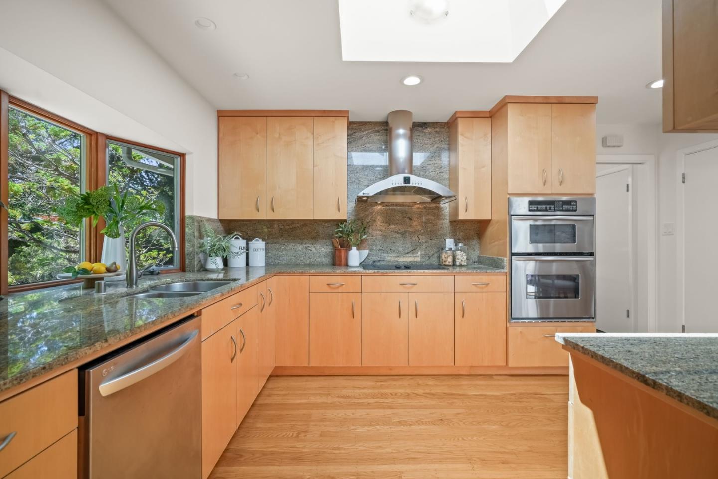 Detail Gallery Image 10 of 41 For 89 Fair Oaks Ln, Atherton,  CA 94027 - 4 Beds | 2/1 Baths