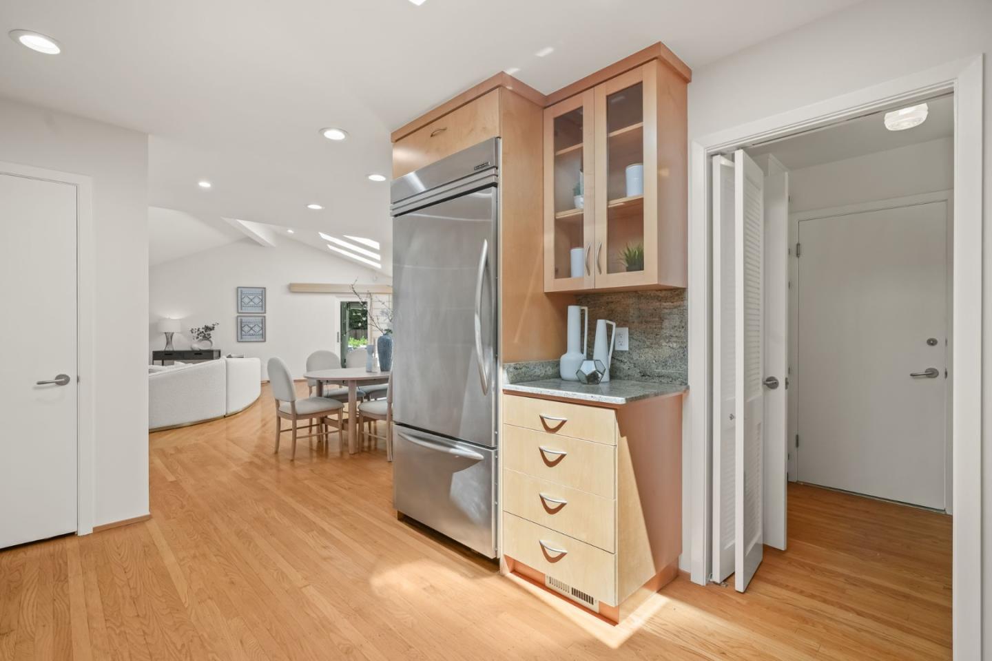 Detail Gallery Image 11 of 41 For 89 Fair Oaks Ln, Atherton,  CA 94027 - 4 Beds | 2/1 Baths