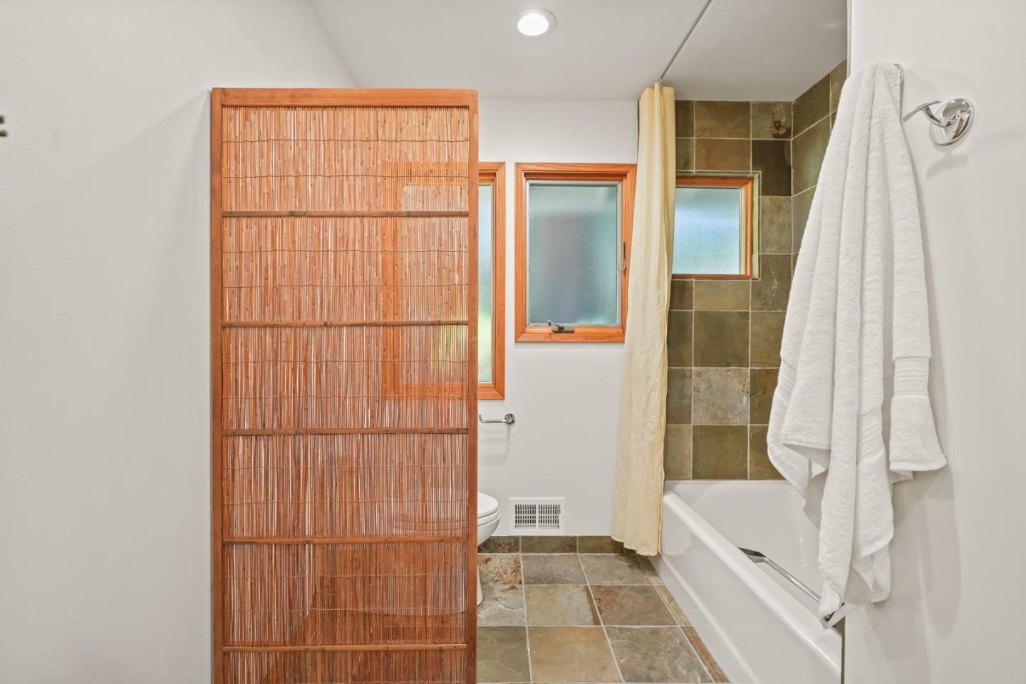 Detail Gallery Image 22 of 41 For 89 Fair Oaks Ln, Atherton,  CA 94027 - 4 Beds | 2/1 Baths
