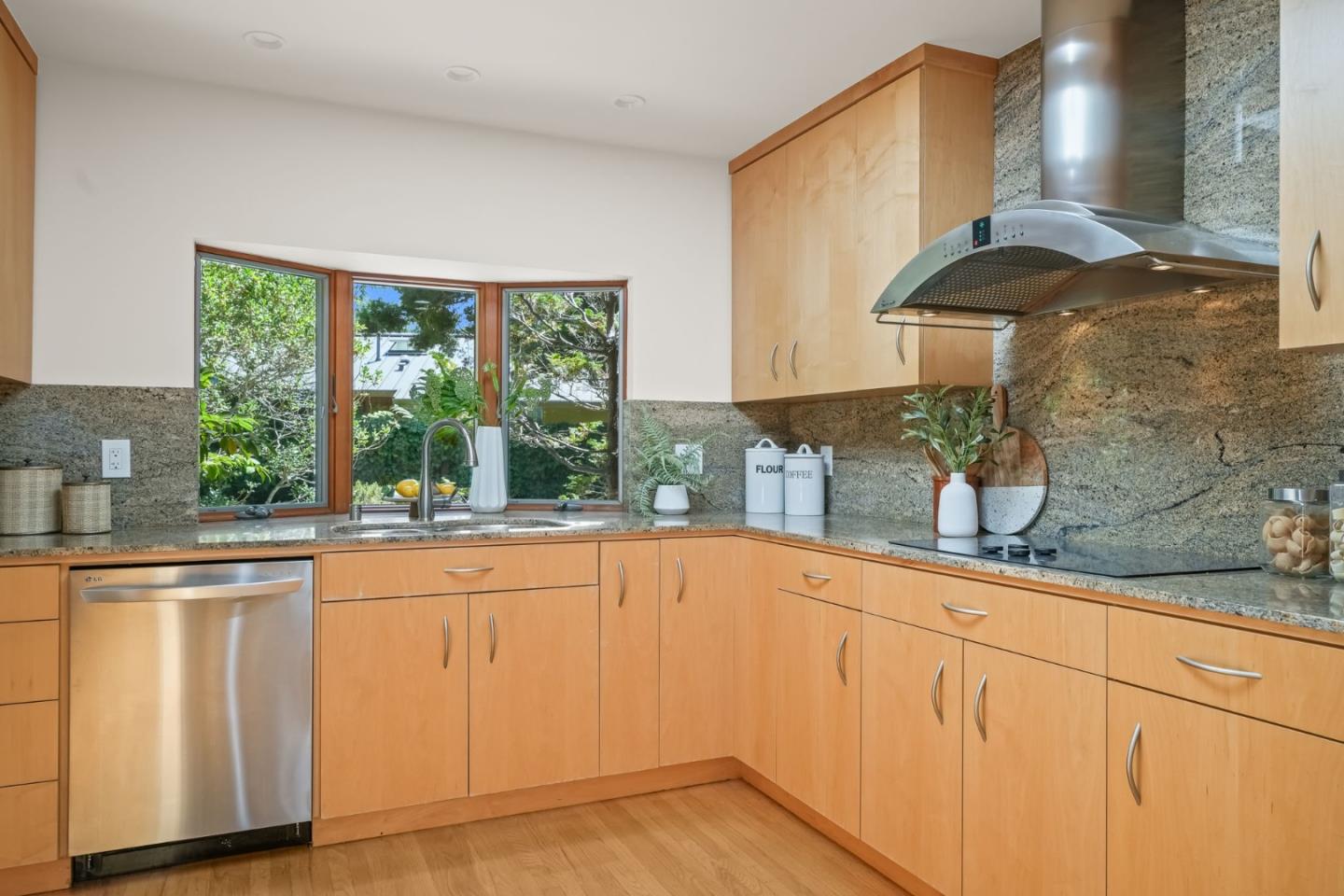 Detail Gallery Image 9 of 41 For 89 Fair Oaks Ln, Atherton,  CA 94027 - 4 Beds | 2/1 Baths
